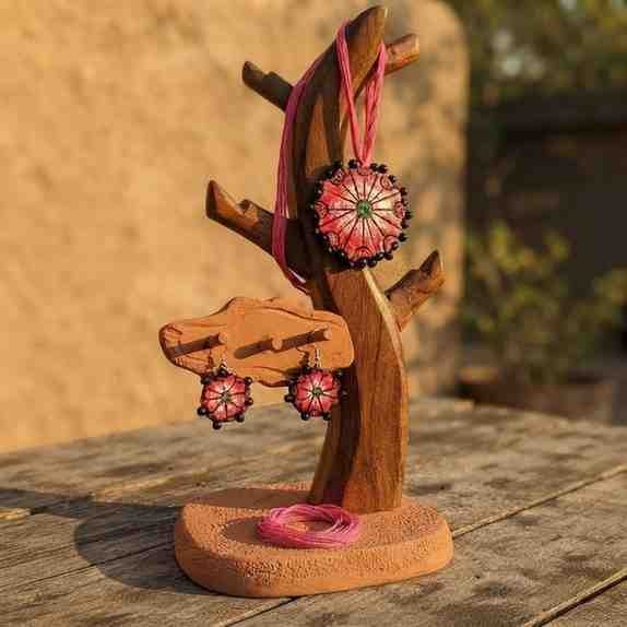 Circle pendent necklace (pink and black) view 3