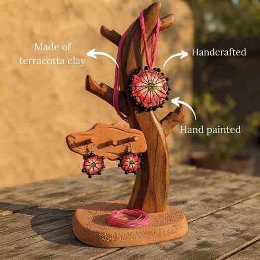 Circle pendent necklace (pink and black) view 4